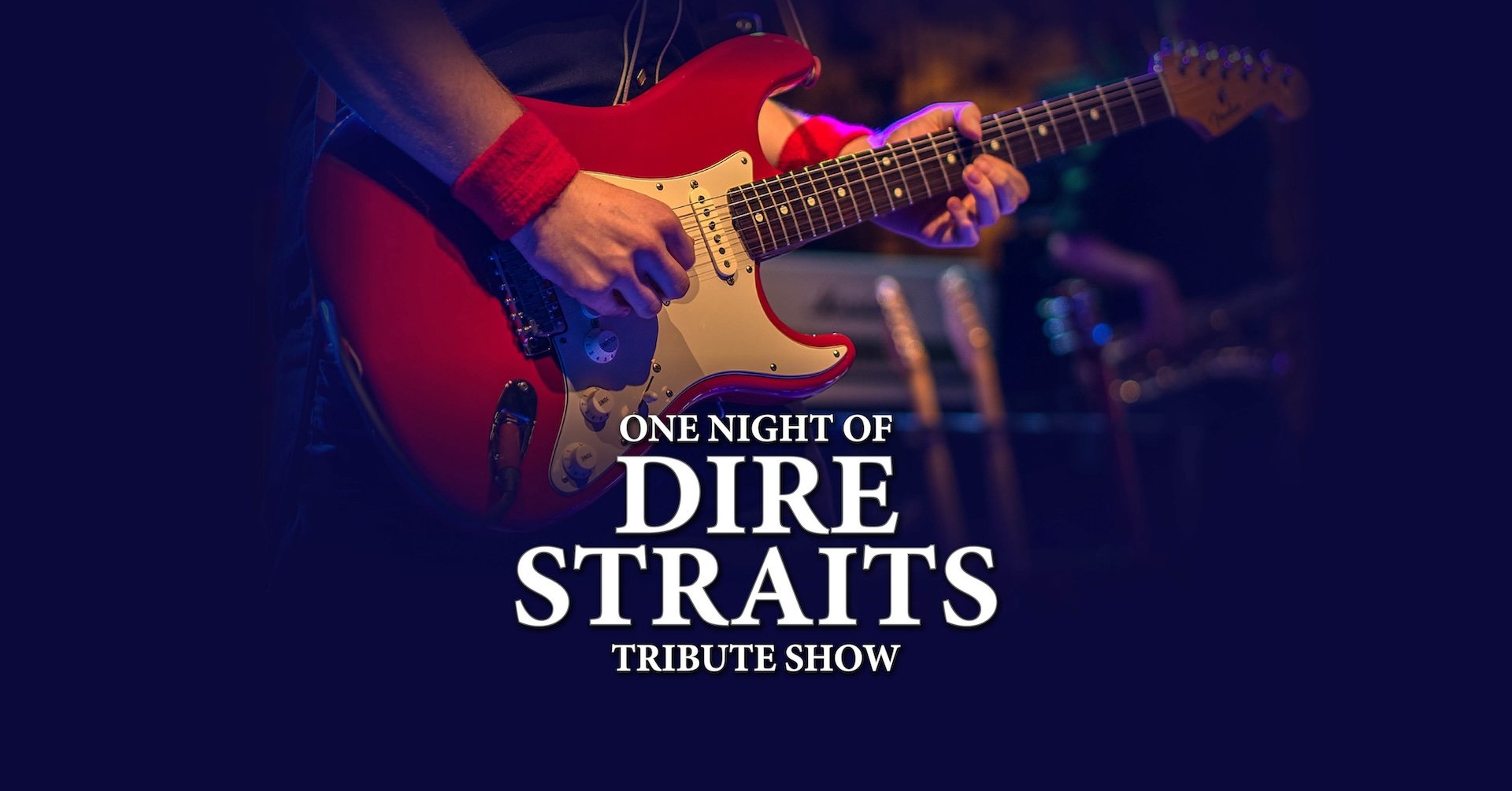 Nahaufnahme einer Person, die auf einer Bühne eine rote E-Gitarre spielt. Die Szene ist in blau-violettes Konzertlicht getaucht, während weitere Instrumente im Hintergrund unscharf zu erkennen sind. Auf dem Bild steht der Schriftzug „One Night of Dire Straits Tribute Show“.