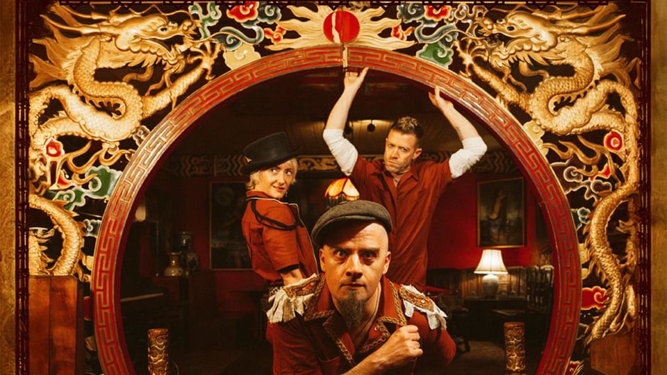 Drei Personen in einem Bilderrahmen mit rundem Ausschnitt