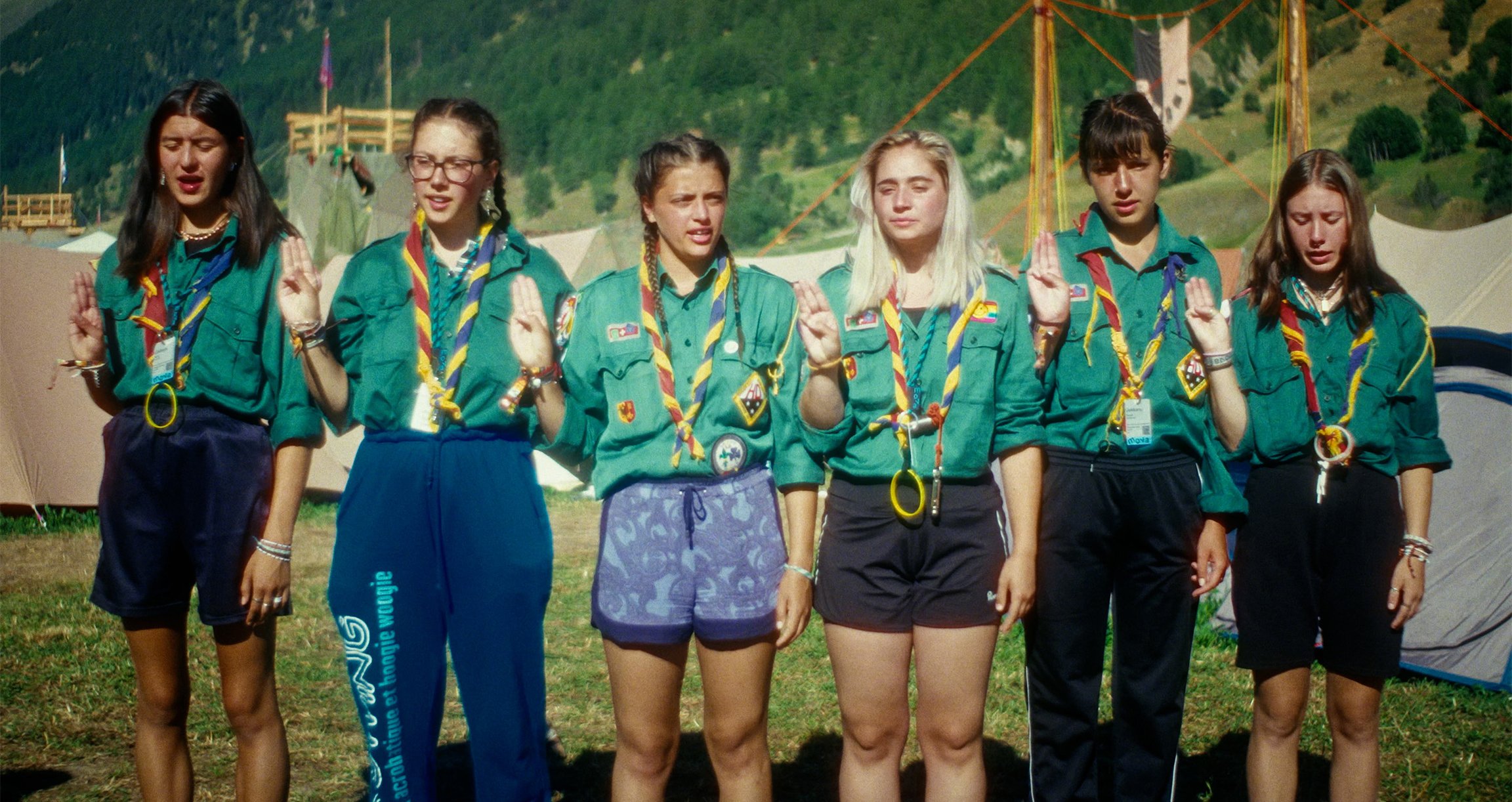 Foto von Mädchen in einem Zeltlager mit Uniform