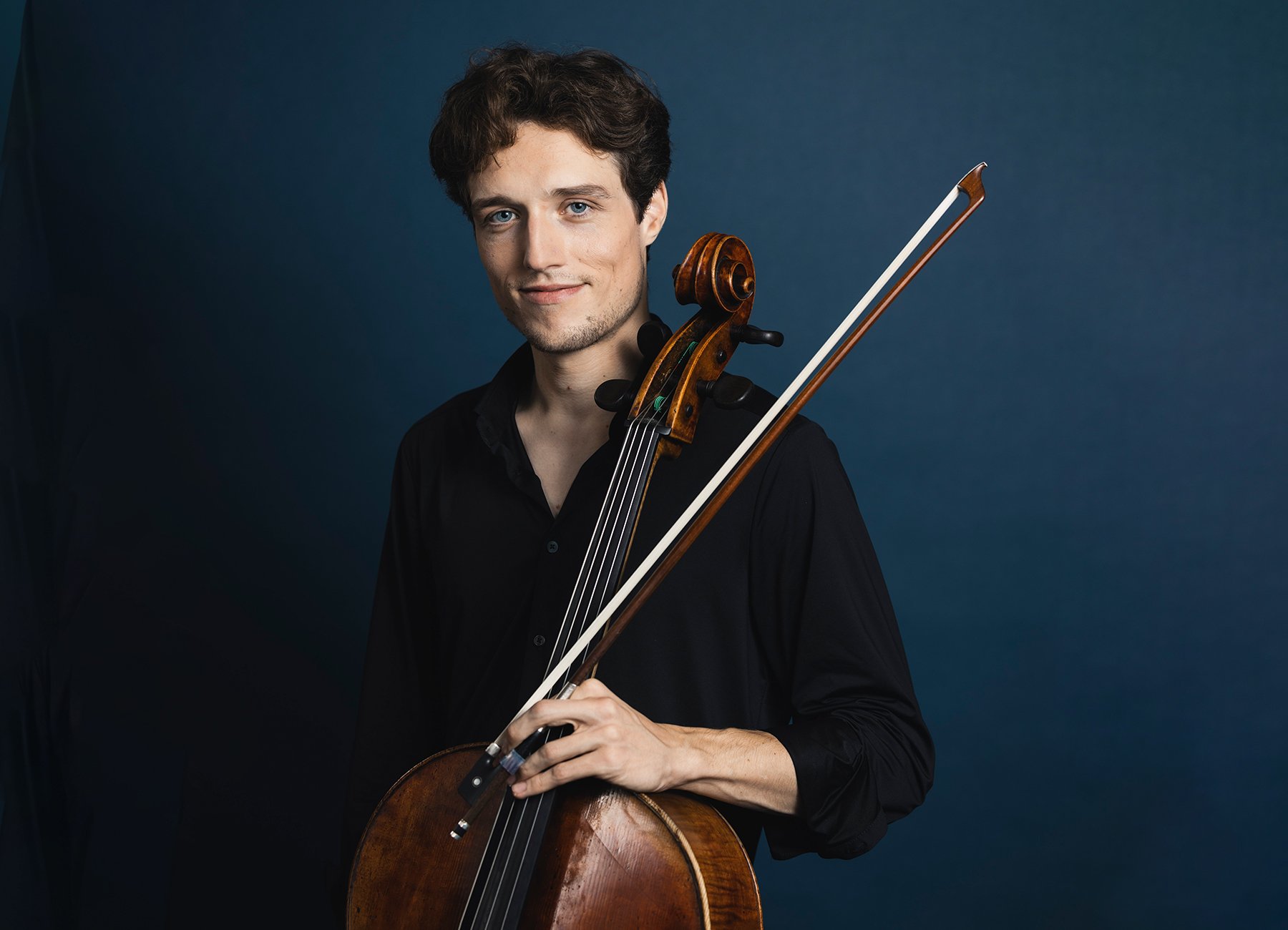 Junge mit einem Instrument und blauem Hintergrund