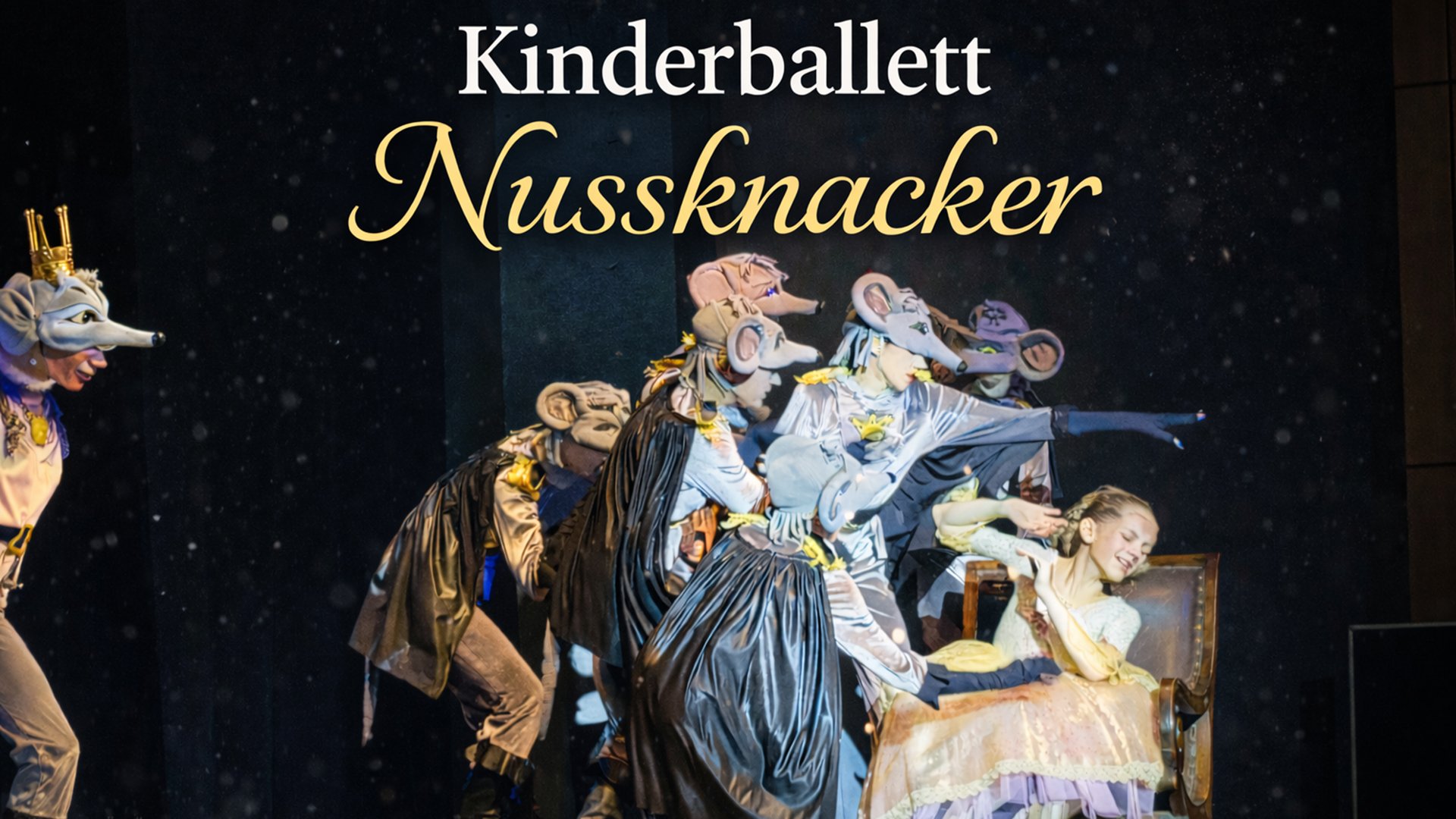 Ein Bühnenbild mit Rewuisiten und den Darstellern des Kindeballetts sowie Aufschrift des Titels