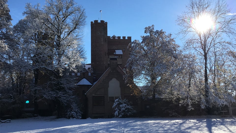 Bild einer Burg in einer Winterlandschaft