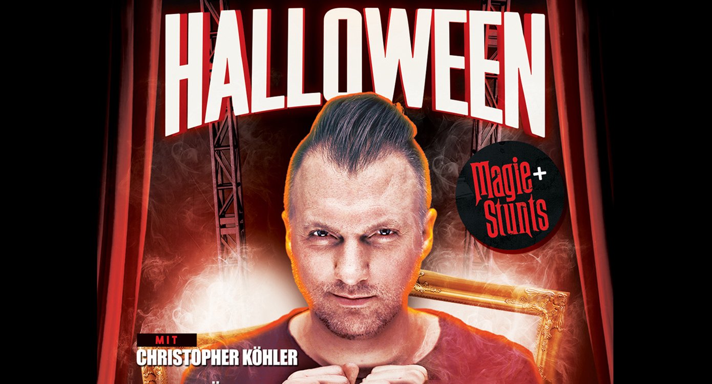 Plakat der Veranstaltung mit dem Künstler, einer weißen Typografie und einer Bühnenillustration im Hintergrund.