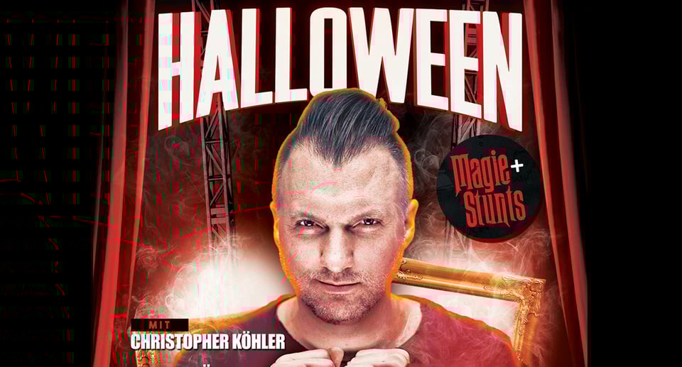 Plakat der Veranstaltung mit dem Künstler, einer weißen Typografie und einer Bühnenillustration im Hintergrund.