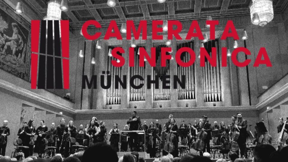 Orchester der Camerata Sinfonica München auf der Bühne eines Konzertsaals mit Dirigent vor großer Orgel; im Bild steht „Camerata Sinfonica München“ – Konzert- und Ensemblemotiv.