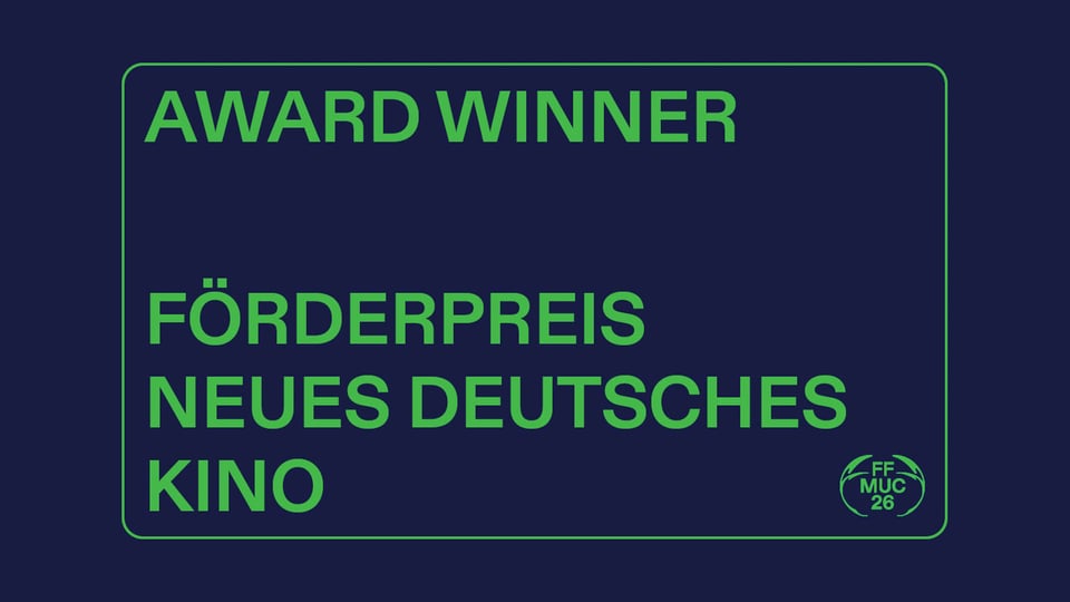 Grafik mit dem Text „Award Winner Förderpreis Neues Deutsches Kino“ auf dunkelblauem Hintergrund.