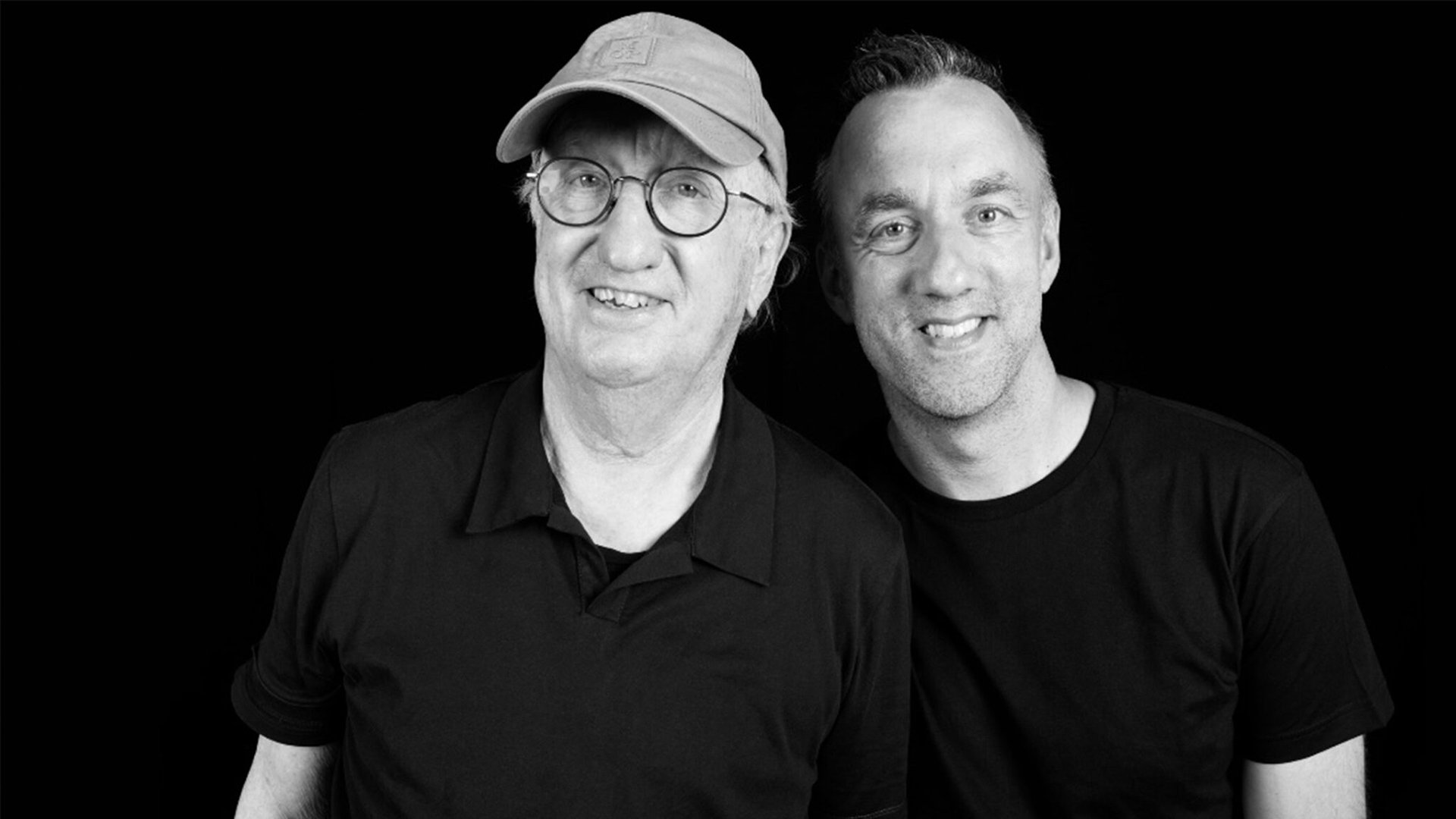 Porträt von zwei Referenten nebeneinander vor schwarzem Hintergrund, Schwarz-Weiß-Foto für die Live-Show Chill mal zum Thema Pubertät und Erziehung.