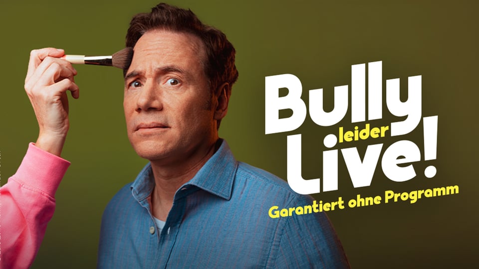 Der Künstler Bully Herbig, ein Arm mit Pinsel, der ihn schminkt, im Bild sowie weiße Aufschrift