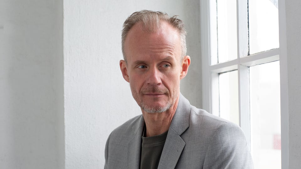 Auf dem Bild ist Max Uthoff zu sehen