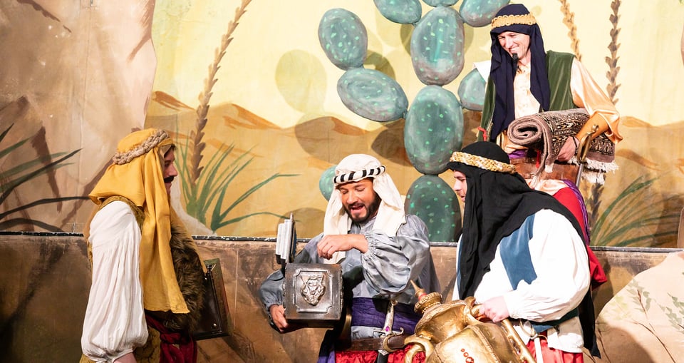 Drei Darsteller aus Ali Baba auf einer Bühne