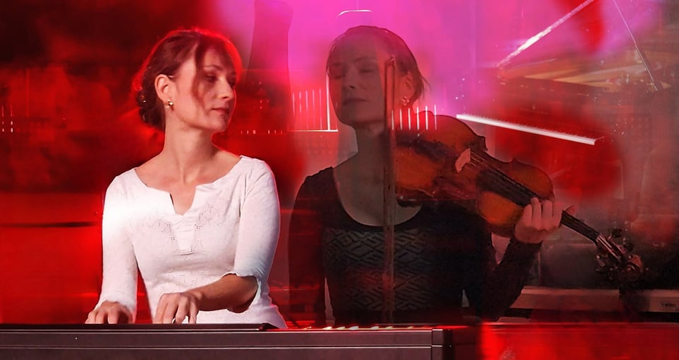 Eine Dame in weißem Shirt an einem Keyboard und eine Spiegelung der Dame in schwarz mit Violine