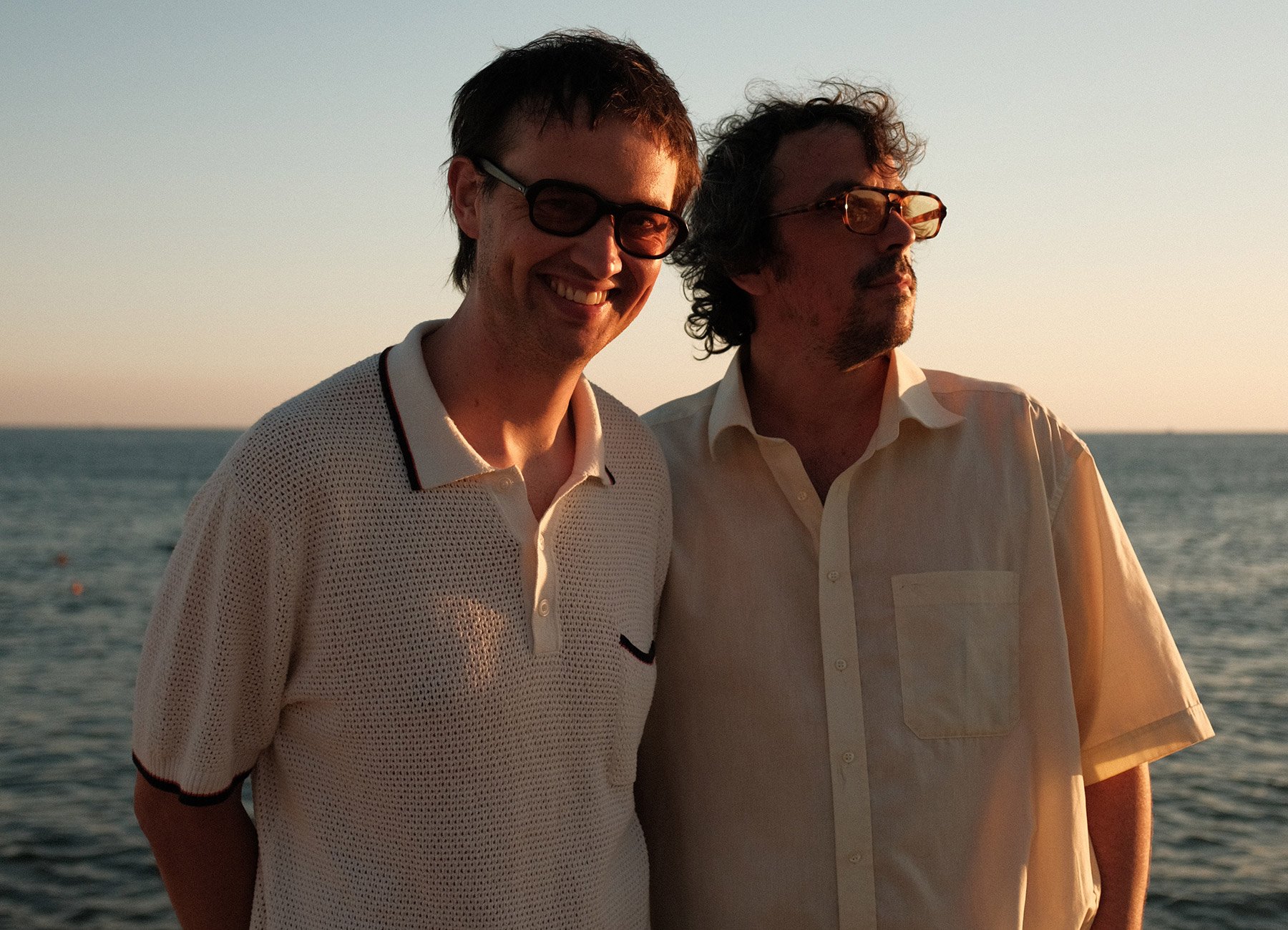Foto der Band Shouse mit Blick auf das Meer im Hintergrund