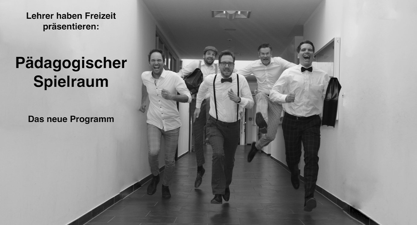 Foto einer Gruppe von Männern in weißen Hemden, die durch einen Flur rennen.