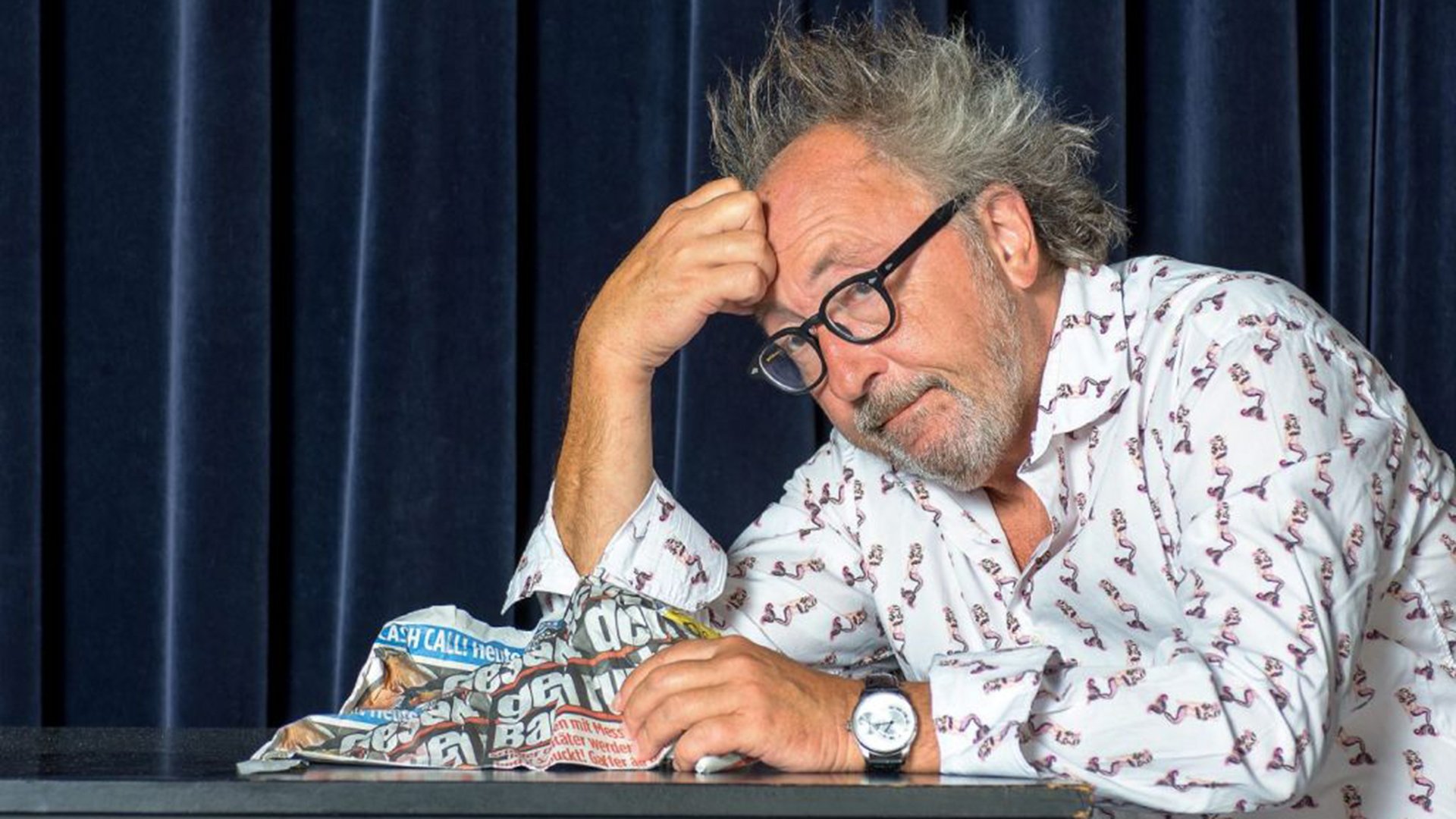 Ein Foto des Künstlers mit dem Kopf auf eine Hand gestützt