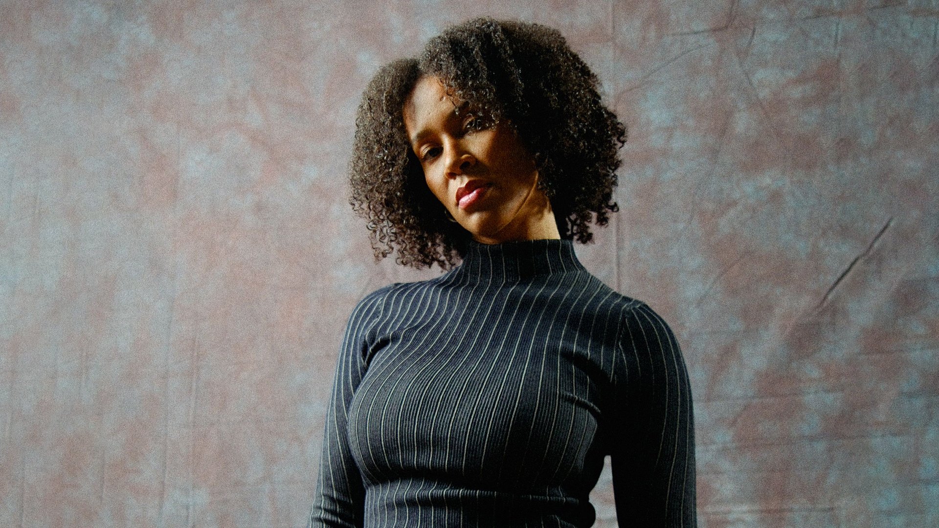 Die Künstlerin in dunklem Pullover 