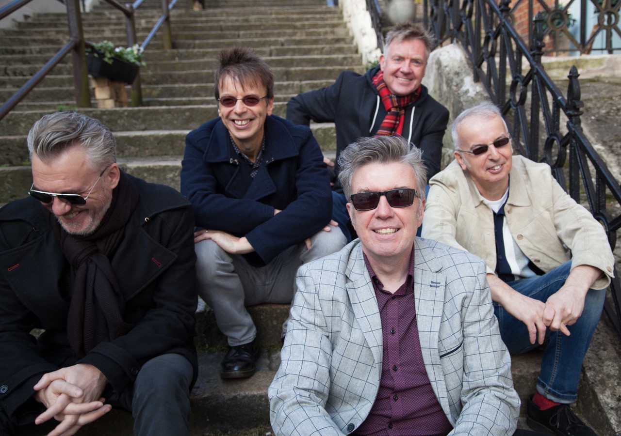 Foto der Band mit allen fünf Mitgliedern