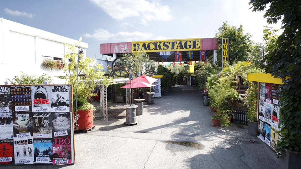 Außenbereich des Backstage München mit einer Bühne im Hintergrund