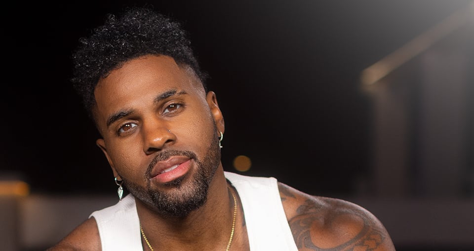 Auf dem Bild ist Jason Derulo vor einem schwarzem Hintergrund zu sehen.
