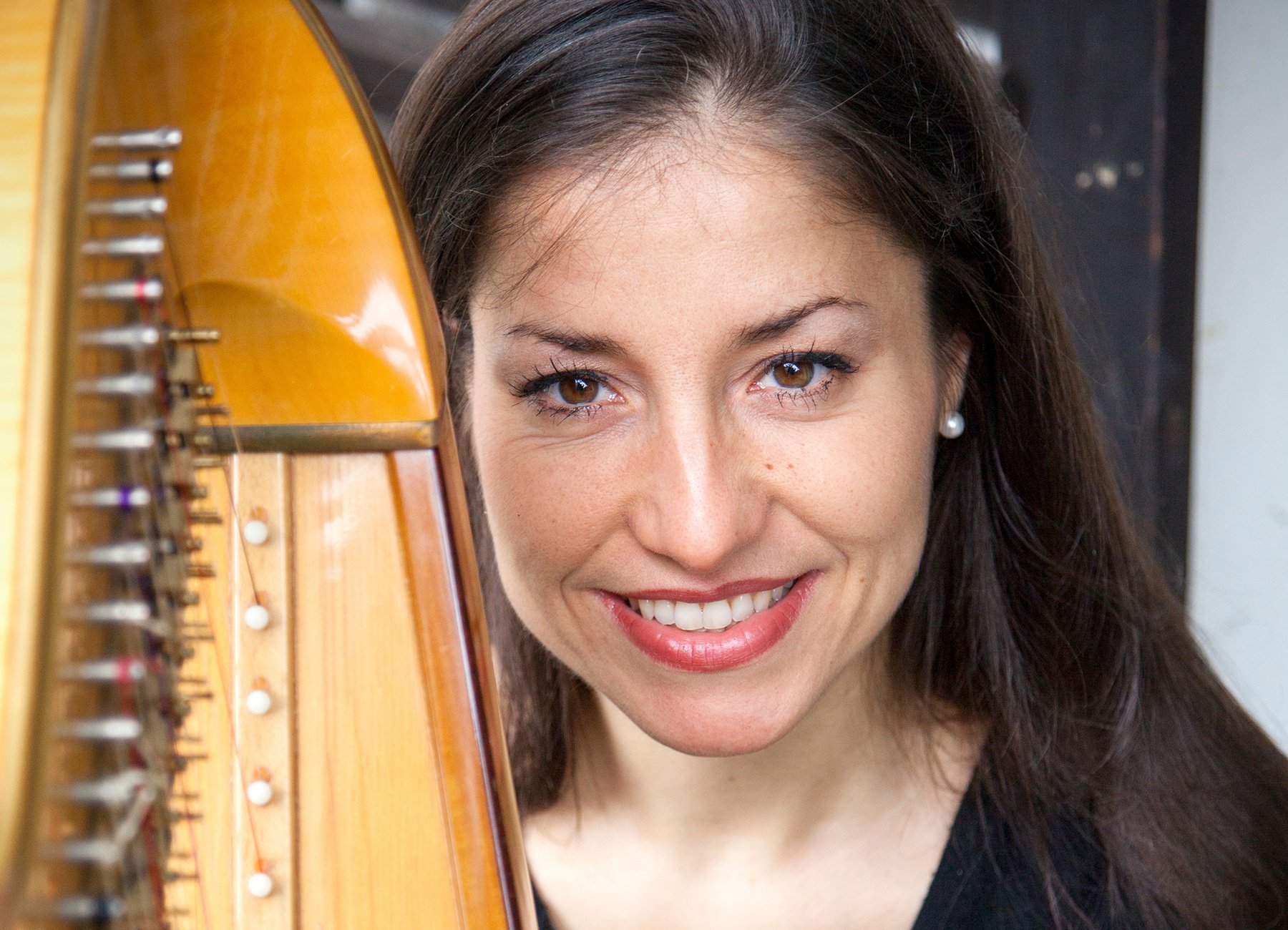 Portrait der Künstlerin Sara Cocco mit Harfe