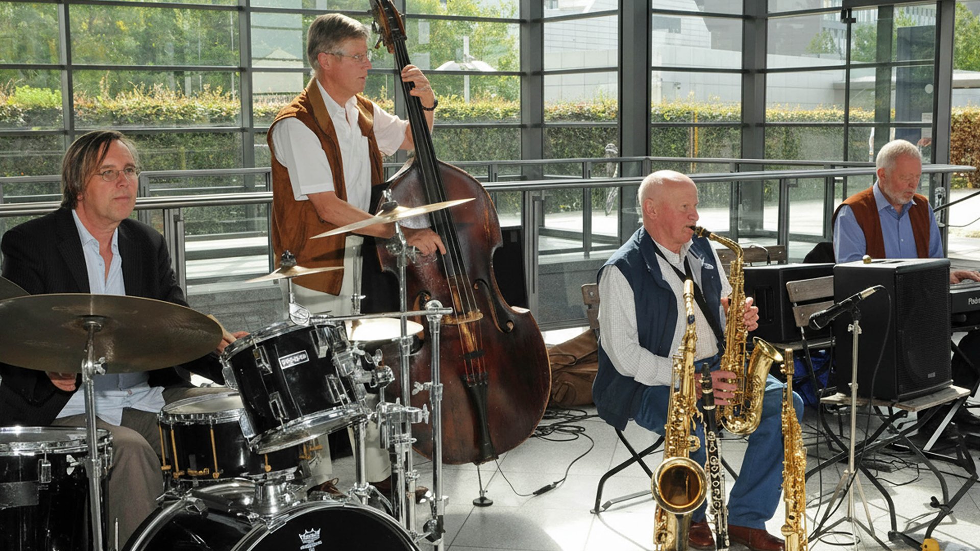 Foto vom Event der Hans Lengefeld Band mit einer Gruppe von vier Musikern und ihren Instrumenten