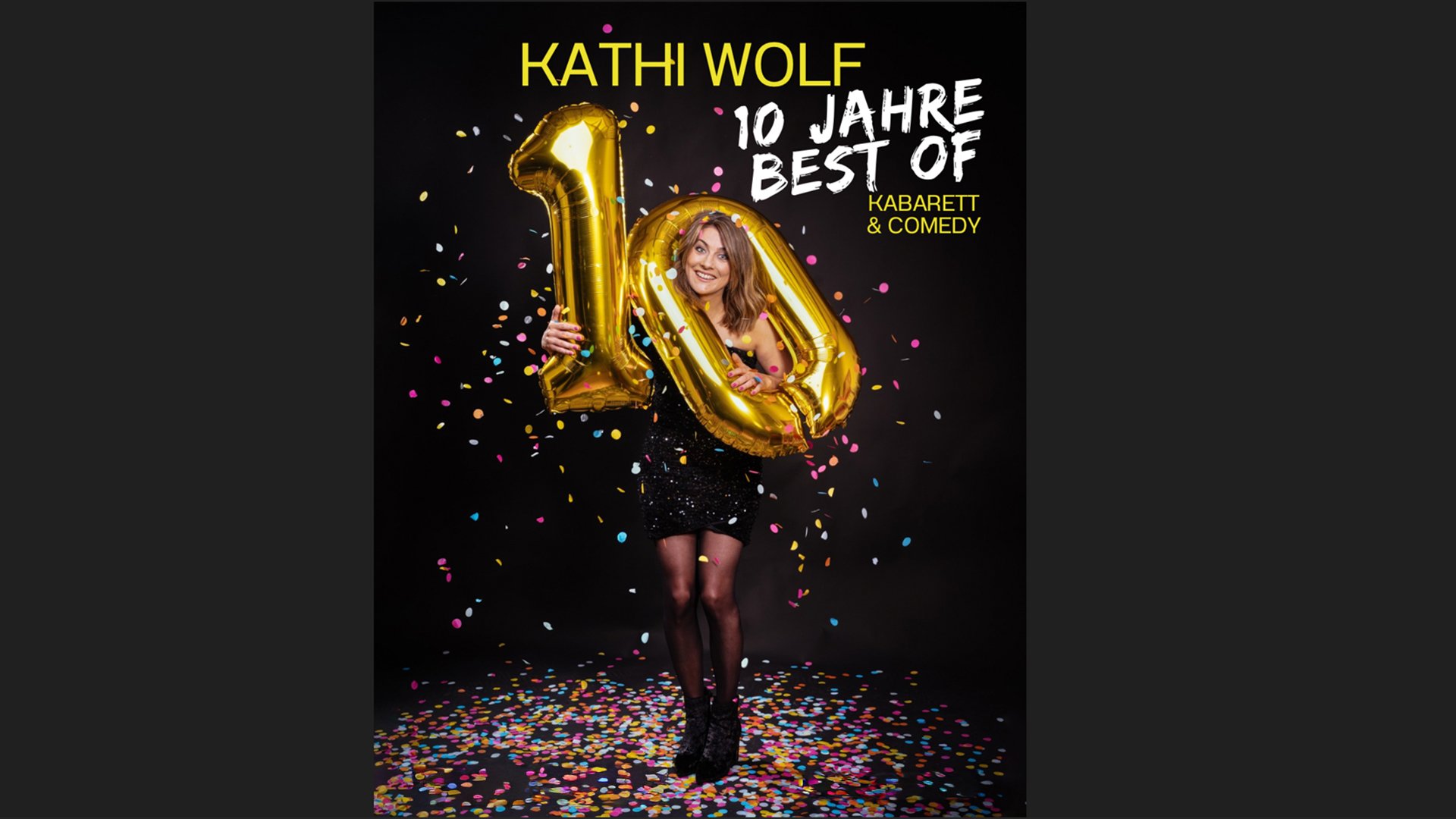 Foto für die Veranstaltung Kleinkunsttage – Kathi Wolf – Best of Show mit der Künstlerin, einem goldenen Ballon mit der Zahl 10 und Konfetti