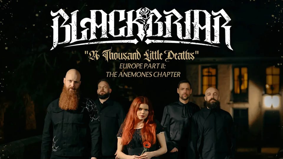 Plakat der Band Blackbriar mit der Aufschrift Blackbriar A Thousand Little Deaths Europe Part II The Anemones Chapter. Fünf Bandmitglieder in dunkler Kleidung stehen vor nächtlicher Kulisse, im Vordergrund hält eine Person mit langem rotem Haar eine rote Blume in der Hand.