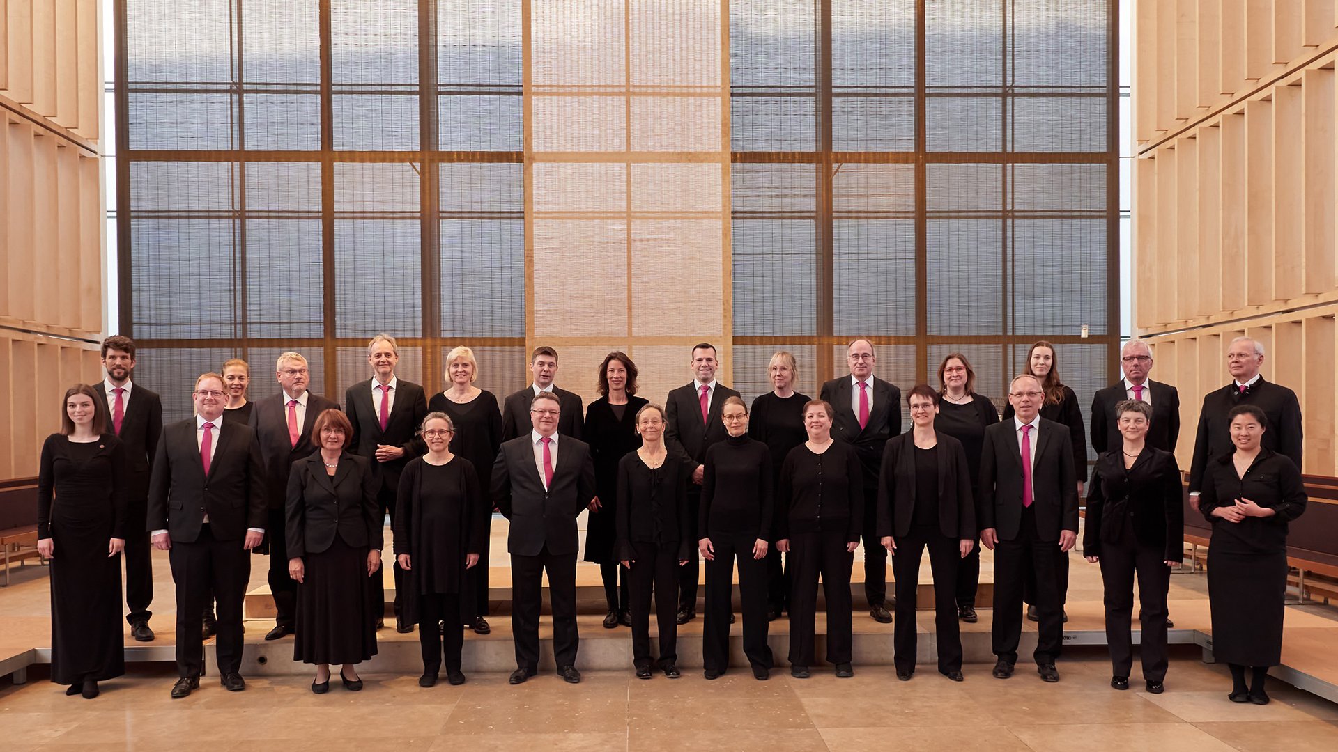 Foto für die Veranstaltung Tenebrae mit dem Bild aller Chormitglieder in schwarzer Kleidung.