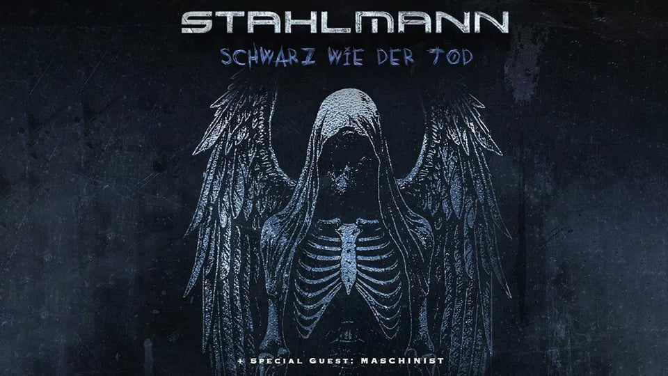 Dunkles Grafik mit geflügelter, skelettartiger Figur und Schriftzug Stahlmann – Schwarz wie der Tod, unten Special Guest: Maschinist