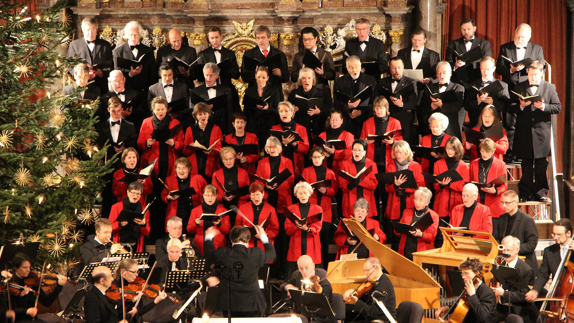 Foto für die Veranstaltung J. S. Bach: Weihnachtsoratorium – Kantaten 4-6 mit einem Chor und einem Weihnachtsbaum.