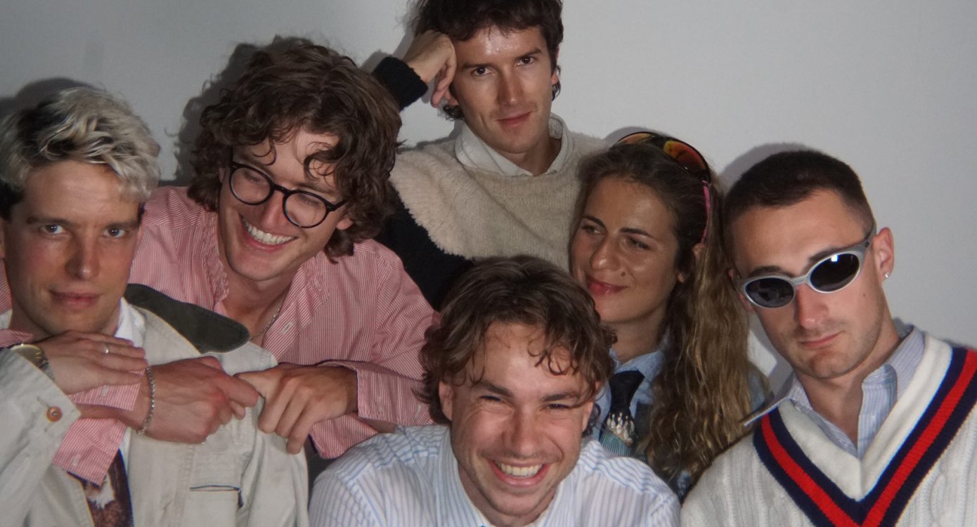 Foto der Musikgruppe „Sports Team“, mit fünf Jungen und einem Mädchen auf weißem Hintergrund