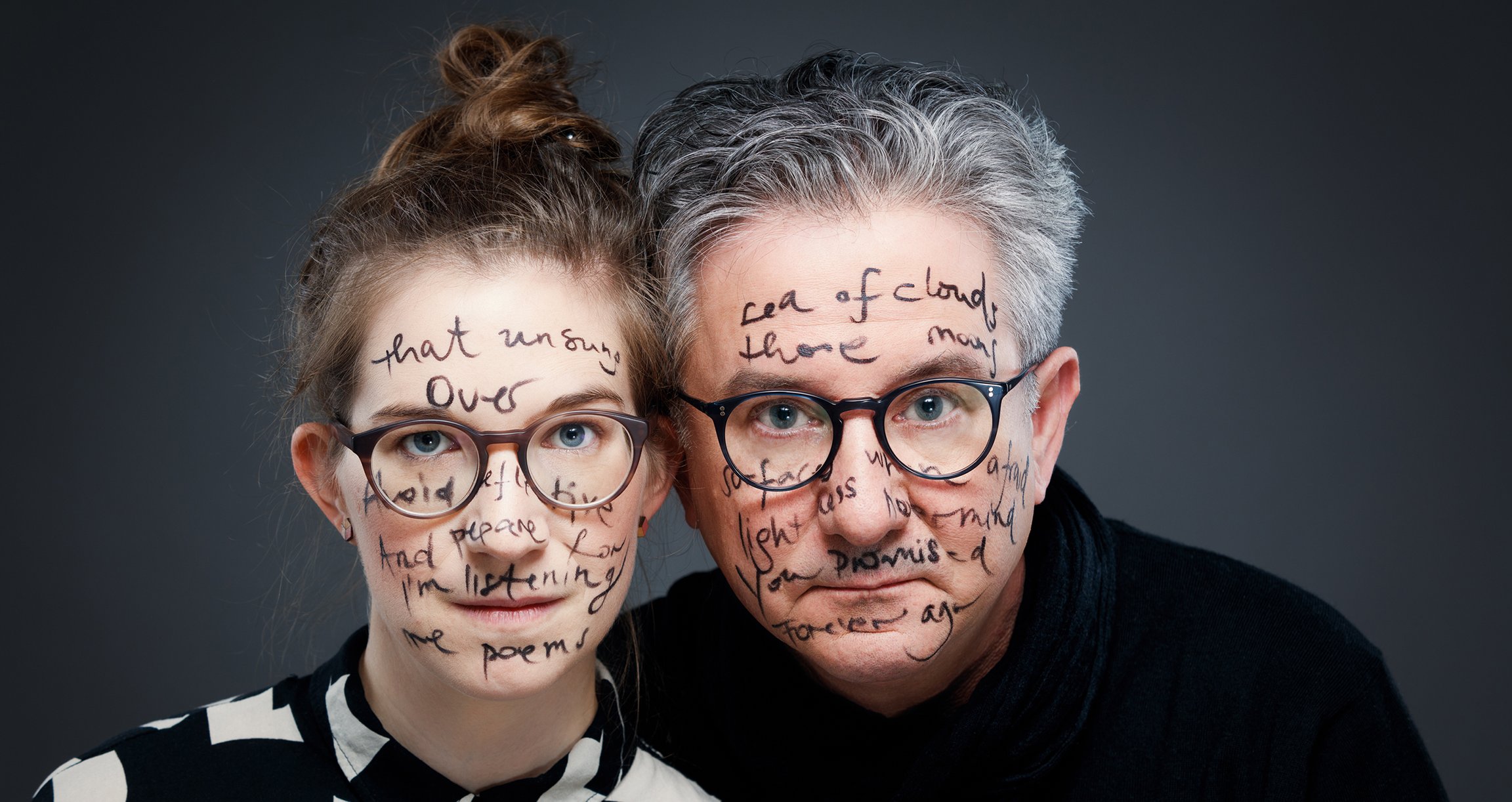 Foto eines Mannes und eines Mädchens, beide mit bemalten Gesichtern und Brillen