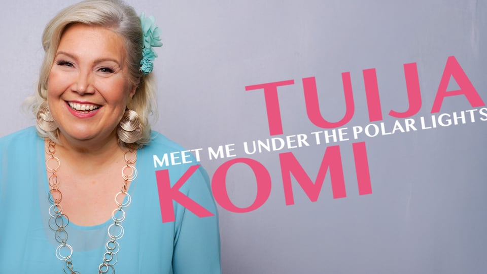 Bild mit blonder lachender Dame in blauem Oberteil und pink-weißer Aufschrift