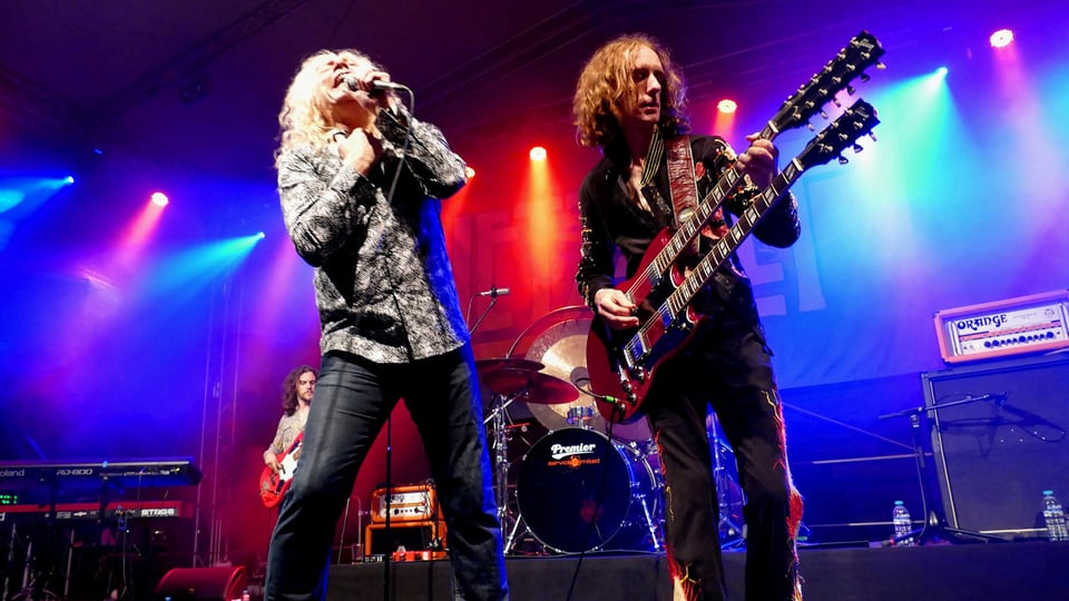 Die Band Let Zep live auf der Bühne in farbigem Scheinwerferlicht