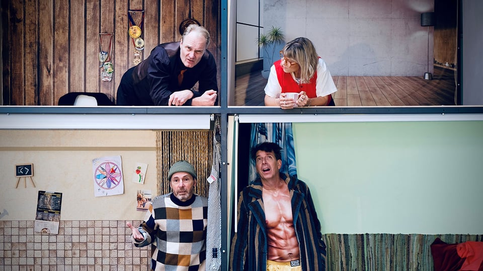 Ein Bild von vier Fenstern mit jeweils verschiedenen Personen