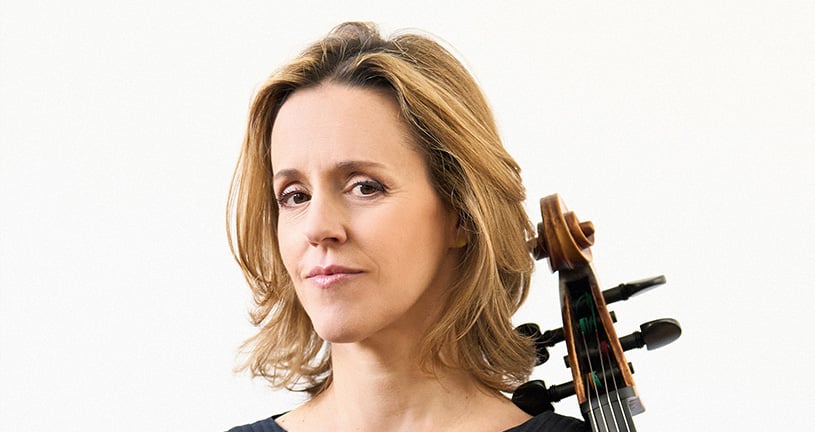 Sol Gabetta vor weißem Hintergrund mit Instrument in der Hand