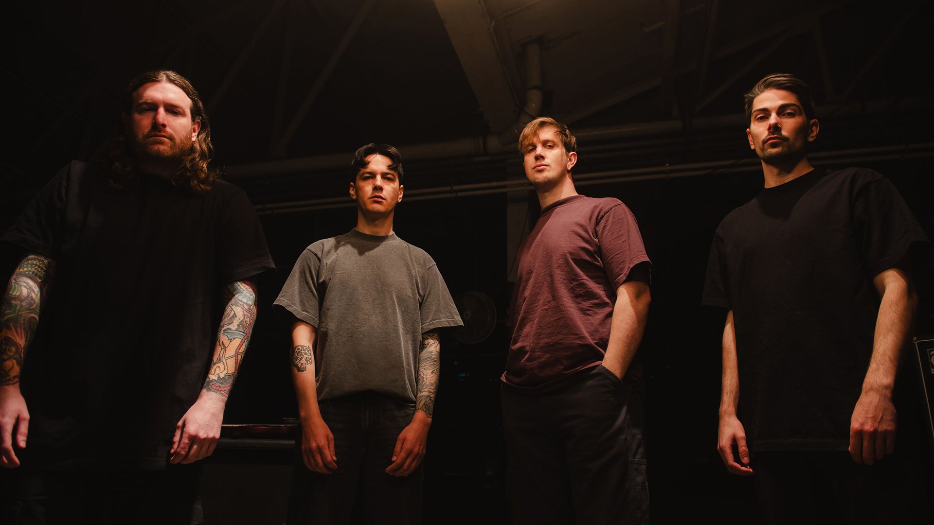 Foto für die Veranstaltung ‚COUNTERPARTS‘ mit der Gruppe vor dunklem Hintergrund.