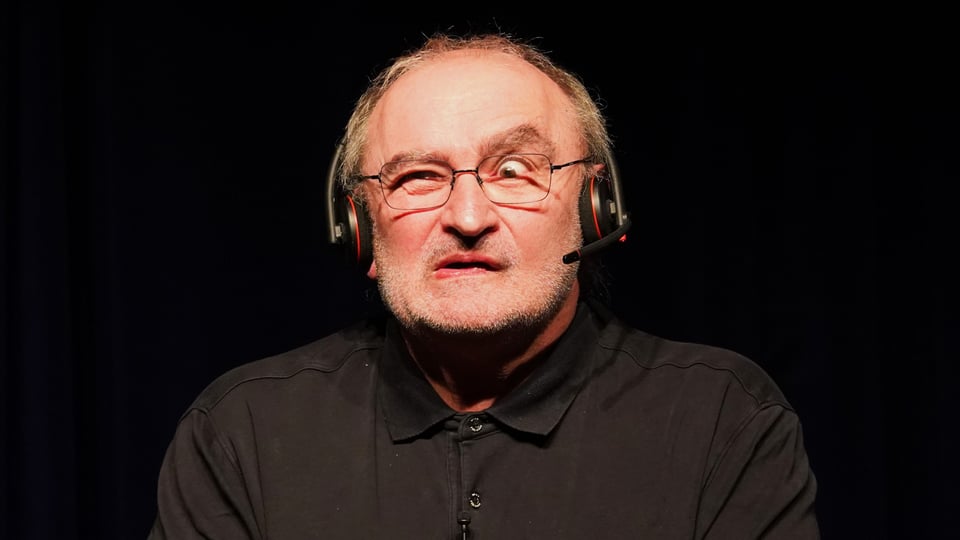 Siggi Zimmerschied mit Headset vor schwarzem Hintergrund