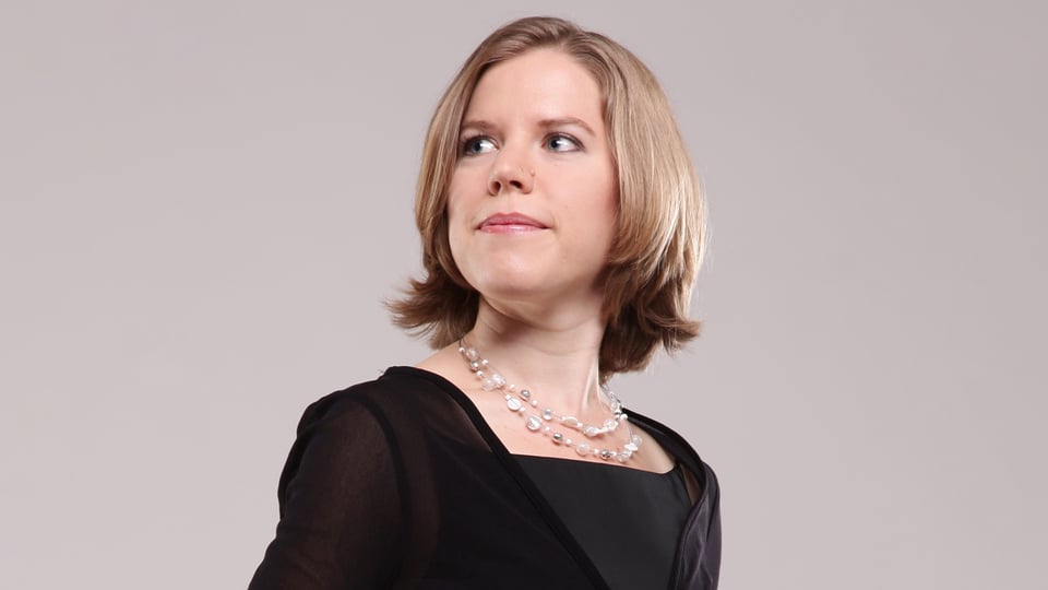 Porträt der Sopranistin Angelika Huber in schwarzer Kleidung vor hellem Hintergrund