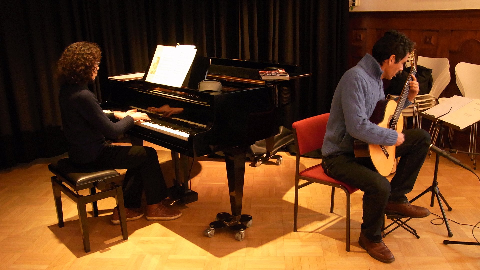 Die Künstlerin am Flügel, der Künstler mit Gitarre