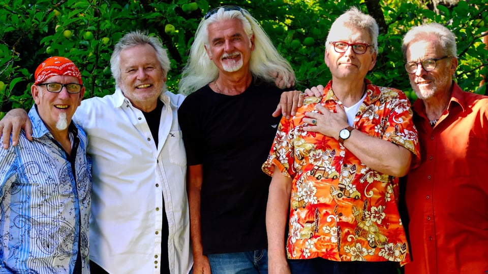 Foto für die Veranstaltung von History Lane mit den fünf Künstlern und im Hintergrund Bäume mit grünen Blättern