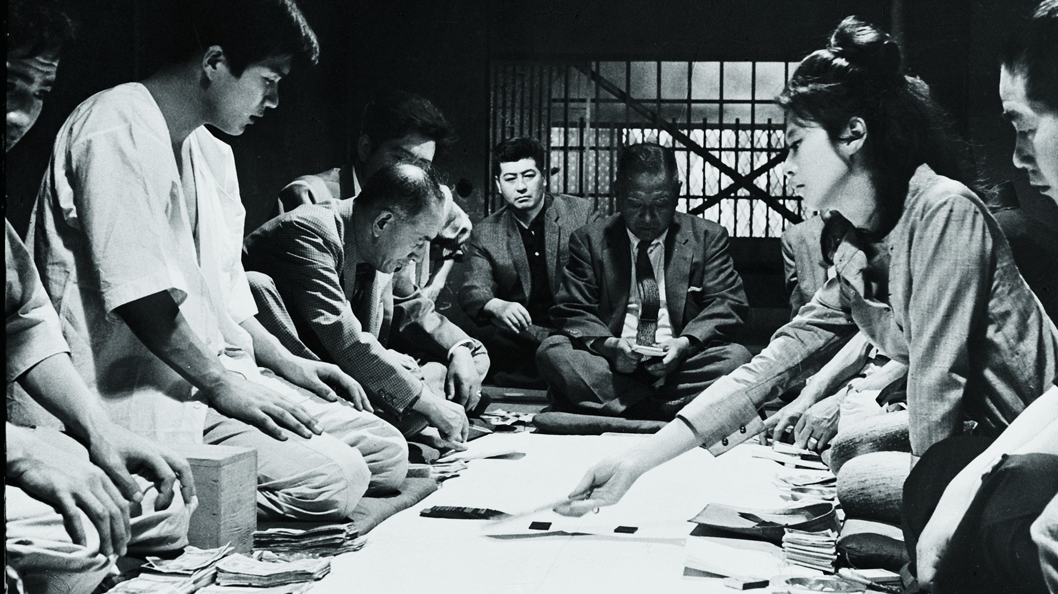 Schwarz weiss Bild von mehreren Personen an einem Tisch