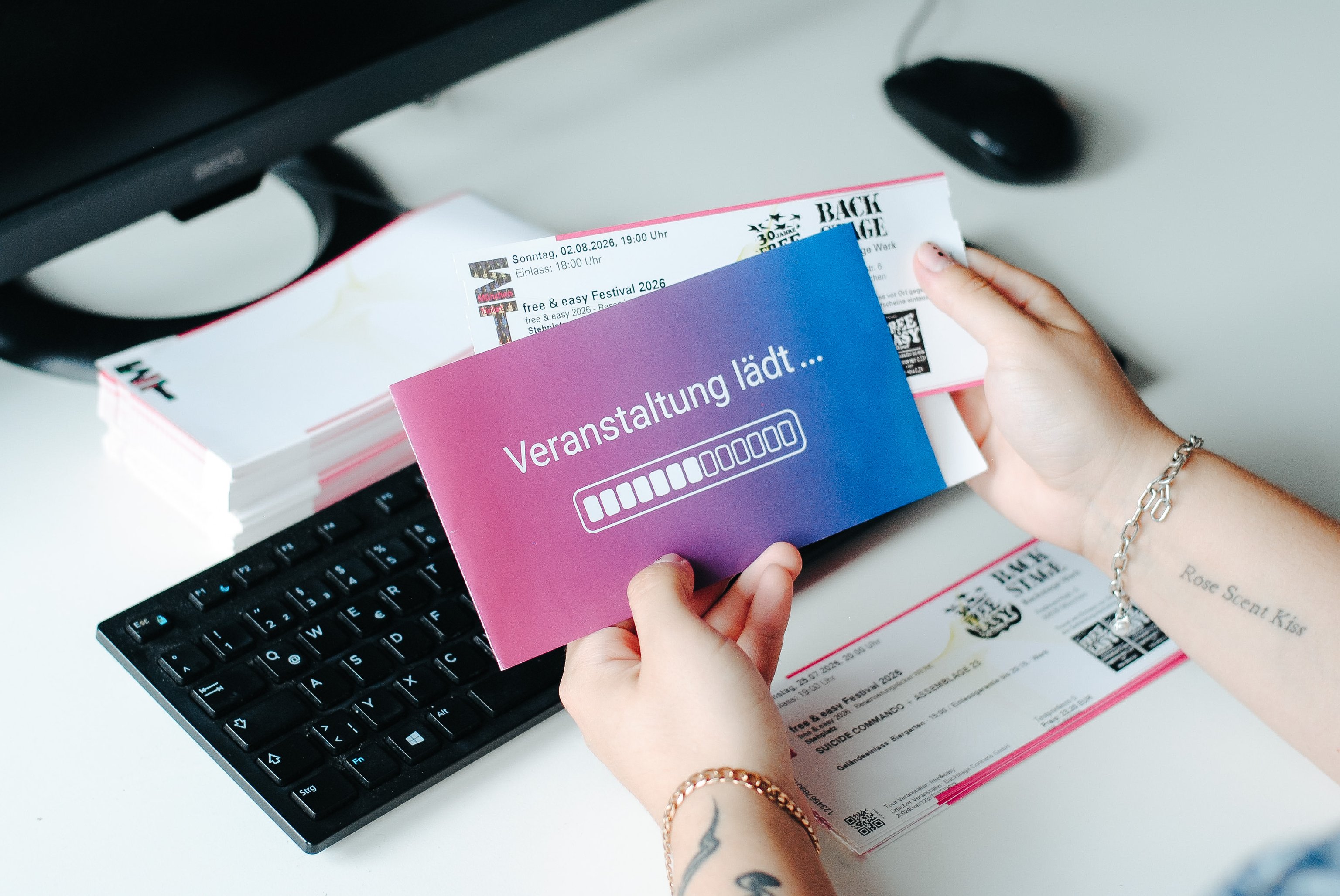 Ein Ticket wird in einen Umschlag, auf dem "Veranstaltung lädt" steht, gesteckt.