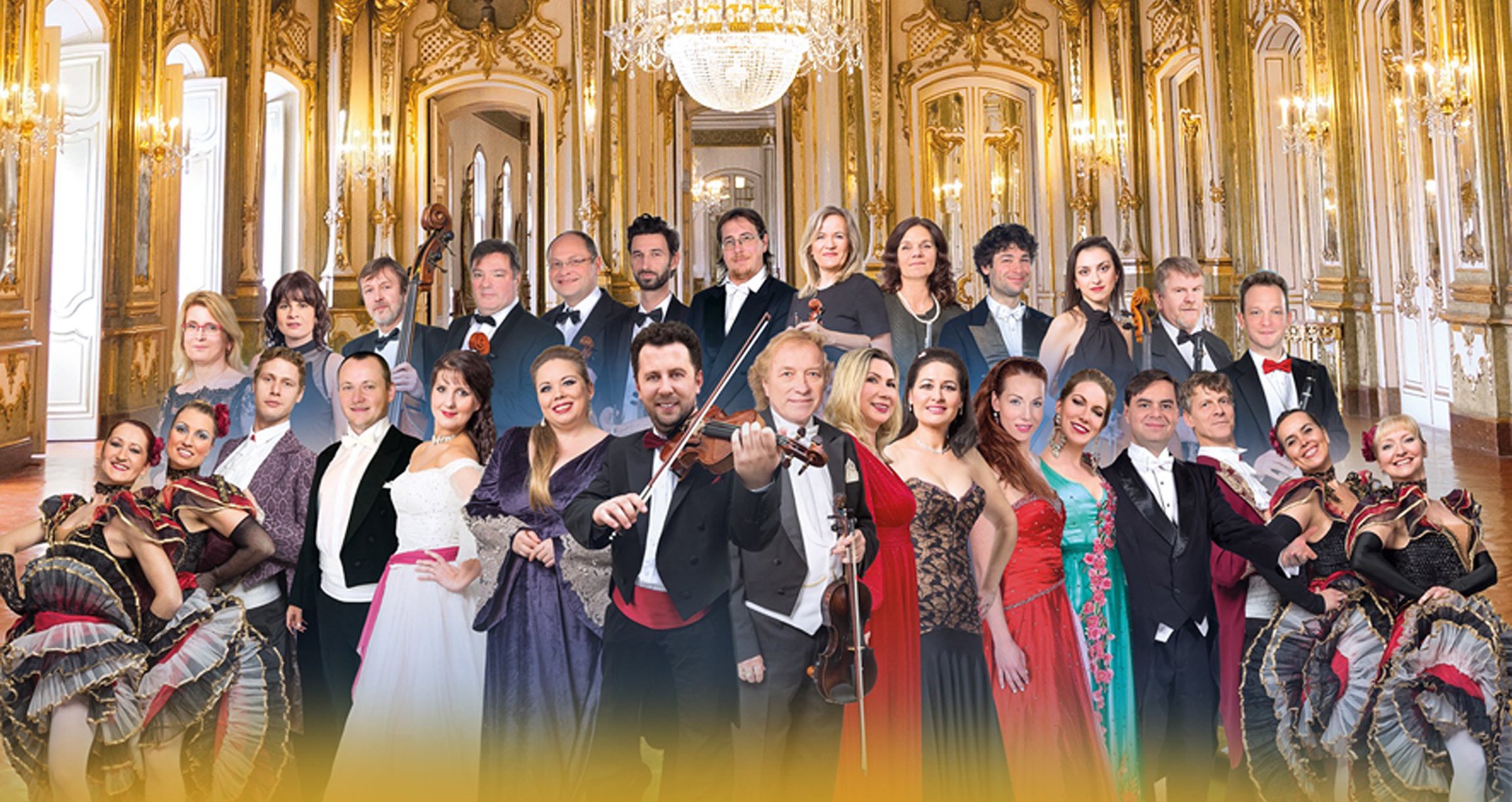 Gruppenbild des GALA Sinfonie Orchesters, im Hintergrund Festsaal