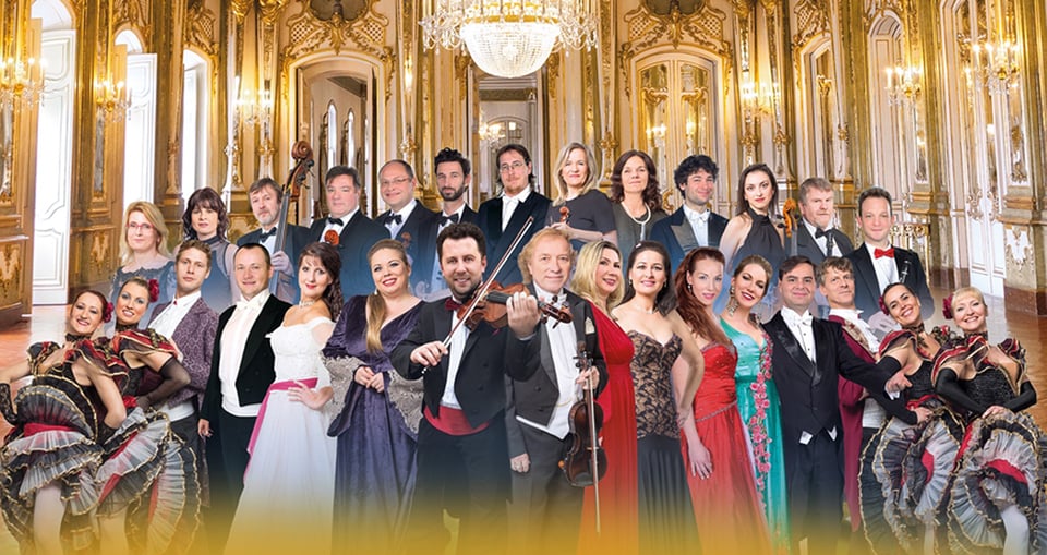 Gruppenbild des GALA Sinfonie Orchesters, im Hintergrund Festsaal