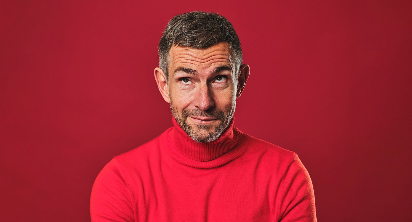 der Künstler mit einem roten Trikot auf rotem Hintergrund