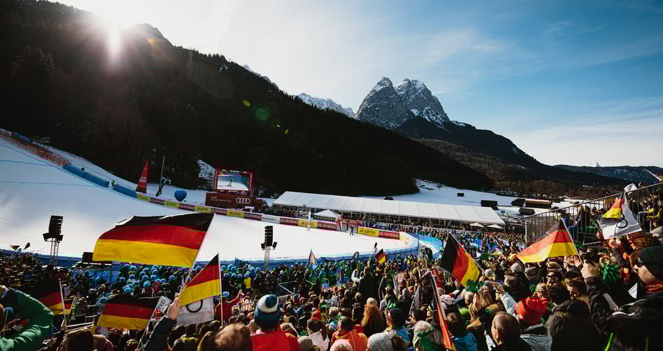 FIS Ski Weltcup 2026 Garmisch-Partenkirchen – Schneepiste mit jubelndem Publikum und Deutschlandfahnen im Hintergrund