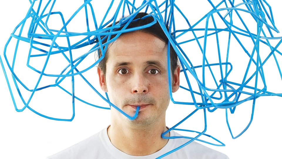 Foto für das Event „Philipp Weber – DURST“ mit dem Künstler und einem blauen Sorbet, das zu einem Wirbel geformt ist, mit einem Strohhalm, vor weißem Hintergrund.