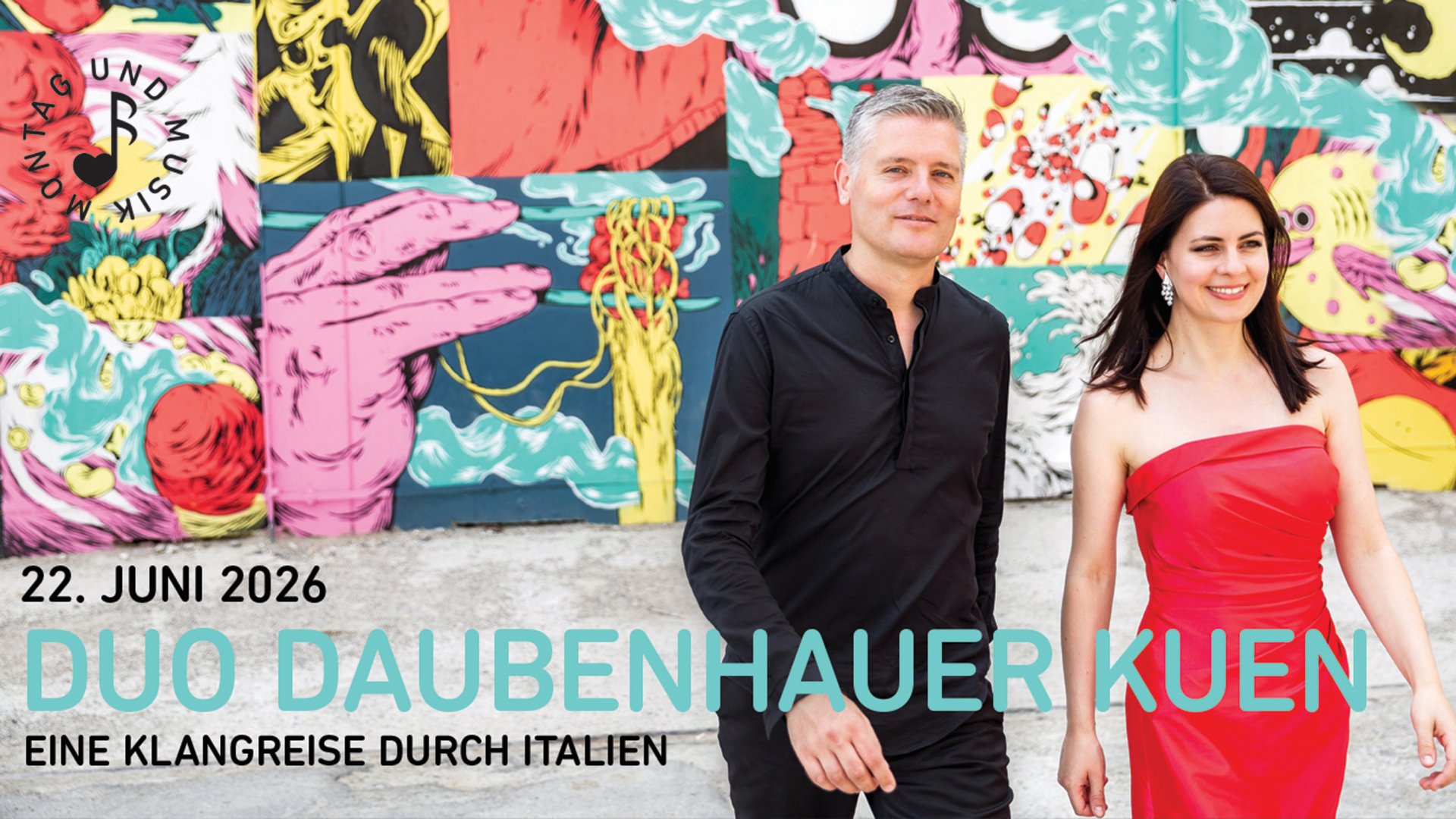 Duo Daubenhauer Kuen vor farbenfroher Street-Art-Wand. Der Musiker und die Sängerin stehen in eleganter Kleidung vor einem bunten Kunstmotiv mit Konzerttitel Eine Klangreise durch Italien