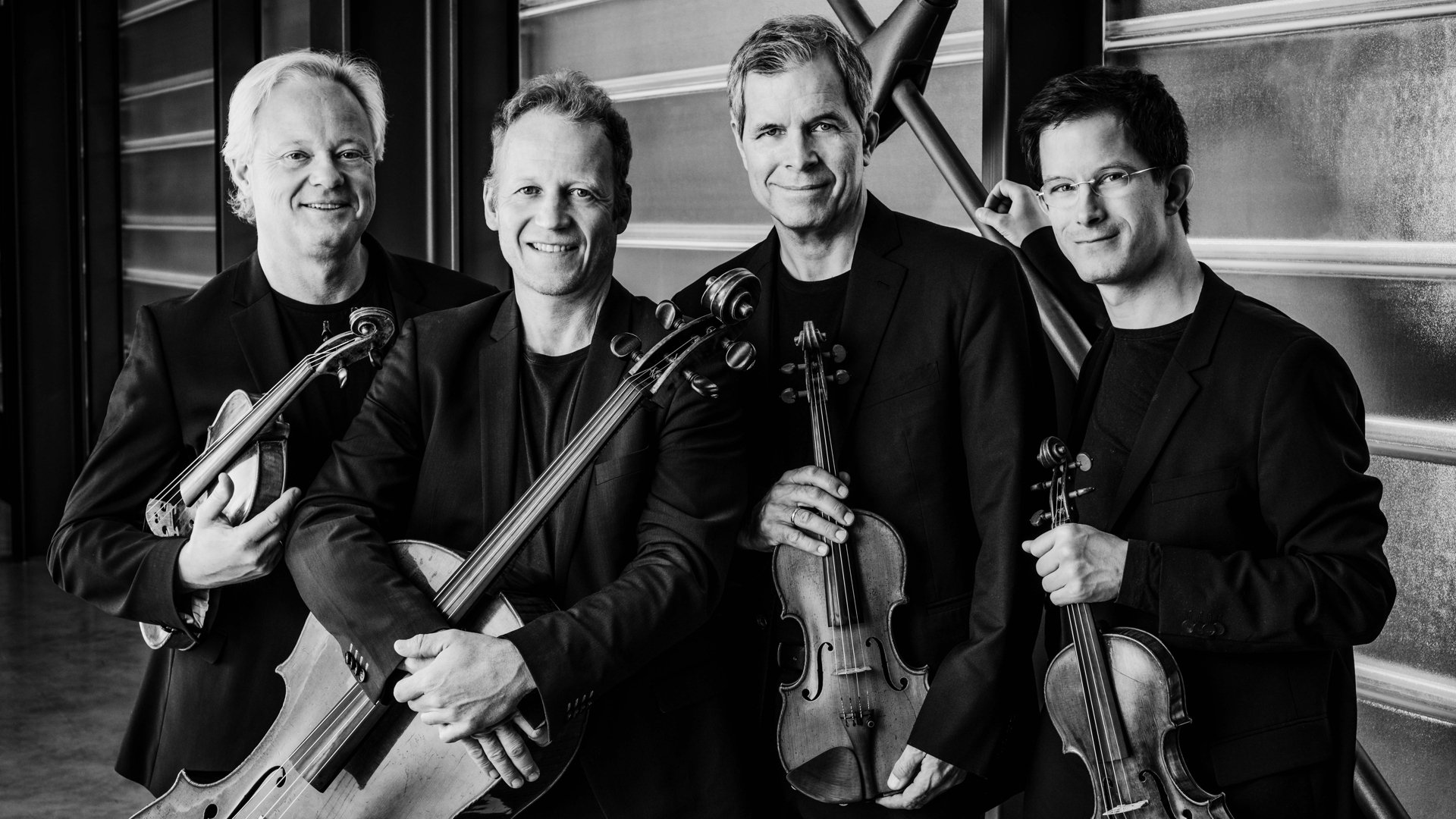 Schwarz-Weiß-Foto für die Veranstaltung des Münchner Streichquartetts und Emiko Yuasa mit den Künstlern und ihren Instrumenten