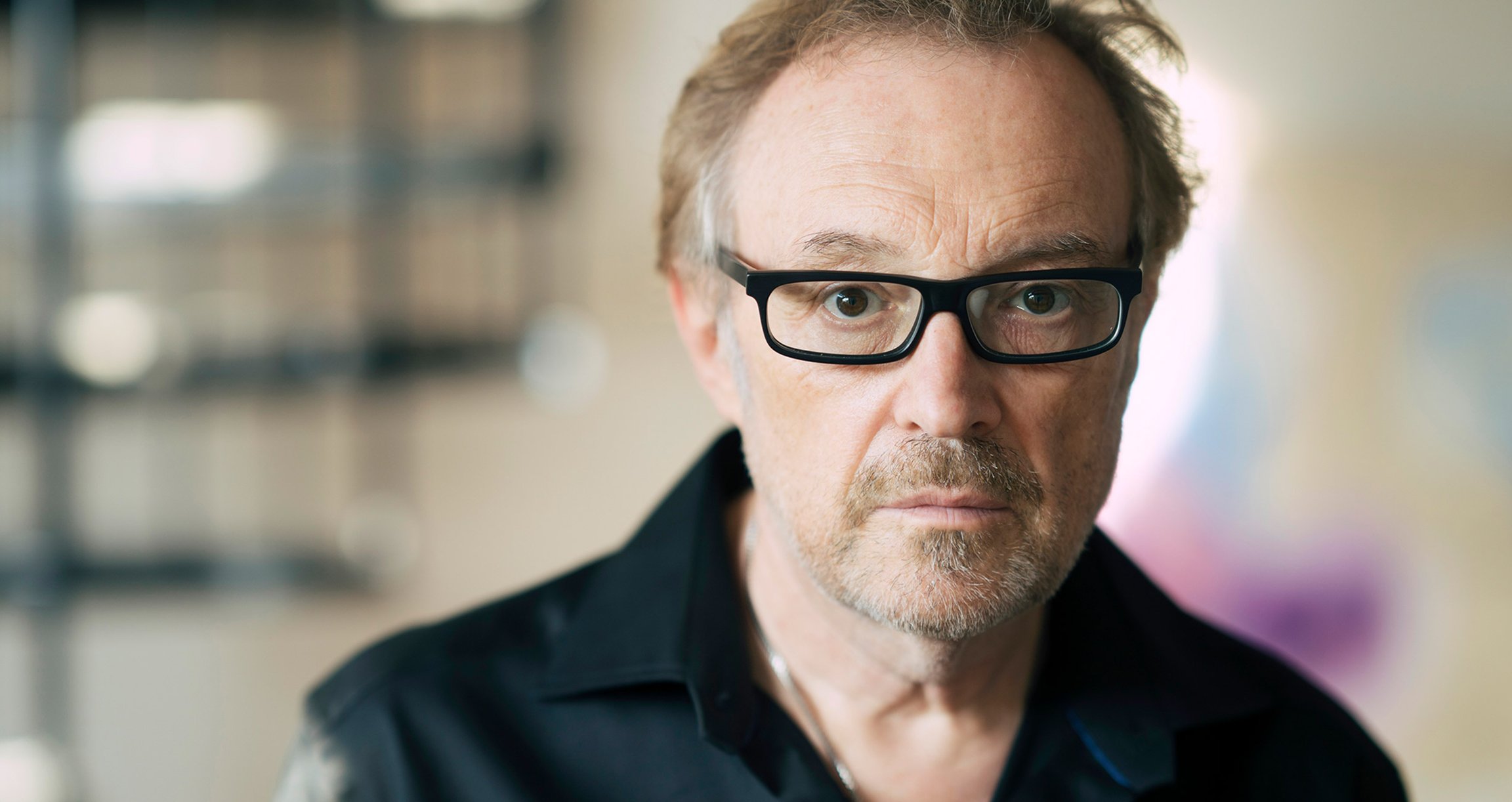 Portrait Mann in schwarzem Hemd und Brille